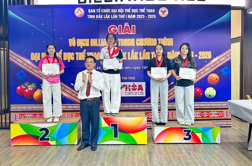 Các vận động viên nữ xuất sắc nhận giải thưởng nội dung Pool 9 bi nữ tại Giải vô địch Billiards trong chương trình Đại hội TDTT tỉnh Đắk Lắk.